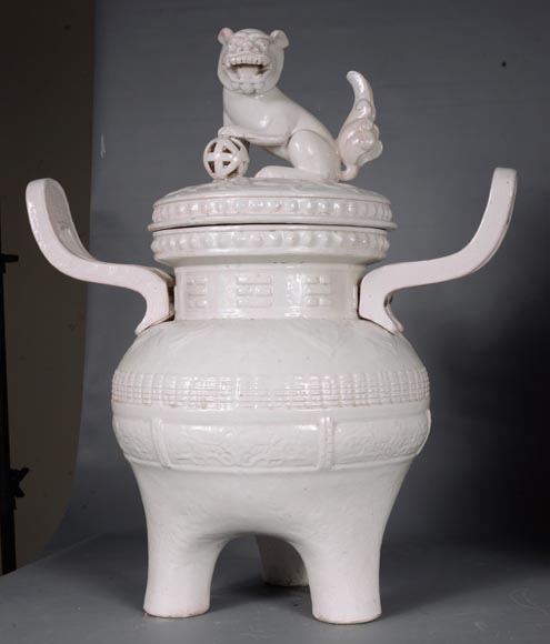 Gallé pour l'Escalier de Cristal, Paire de pots couverts ornés d'un chien de Fô sur le couvercle reprenant la forme traditionnelle d'un  brûle-parfum chinois, vers 1870-7