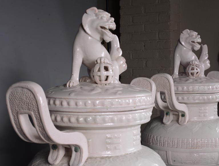 Gallé pour l'Escalier de Cristal, Paire de pots couverts ornés d'un chien de Fô sur le couvercle reprenant la forme traditionnelle d'un  brûle-parfum chinois, vers 1870-8