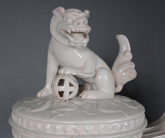 Gallé pour l'Escalier de Cristal, Paire de pots couverts ornés d'un chien de Fô sur le couvercle reprenant la forme traditionnelle d'un  brûle-parfum chinois, vers 1870-9