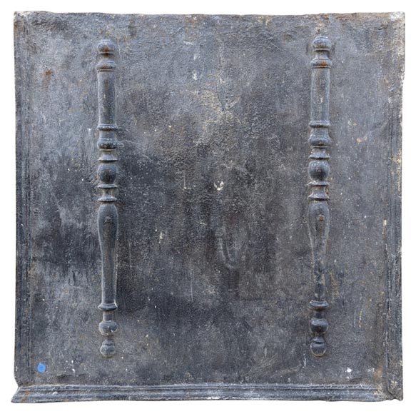 Plaque de cheminée aux colonnes d'Hercule, XVIIIe siècle-0