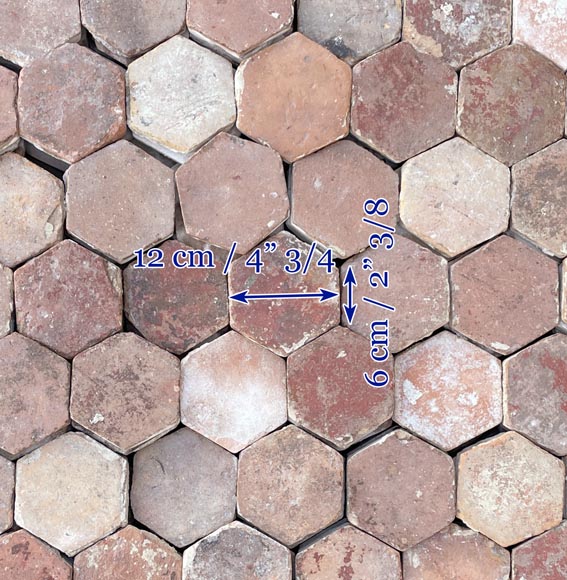 Lot d'environ 4,5 m² de petites tomettes hexagonales anciennes en terre cuite, XVIIIe siècle-5