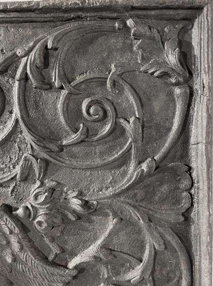 Plaque de cheminée au phénix, décorée d'enroulements-7