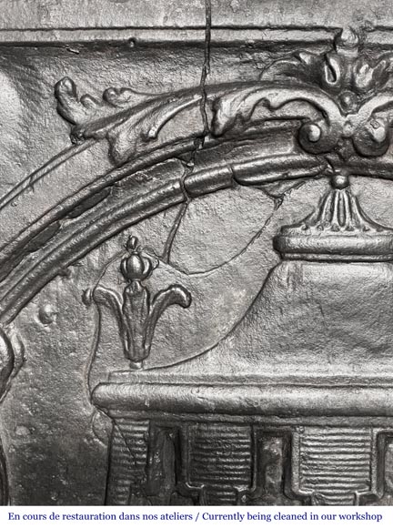 Plaque de cheminée du XVIIIe siècle à la salamandre et aux deux atlantes supportant un entablement aux vases à feu-5