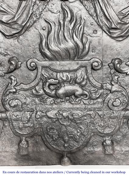 Plaque de cheminée du XVIIIe siècle à la salamandre et aux deux atlantes supportant un entablement aux vases à feu-6