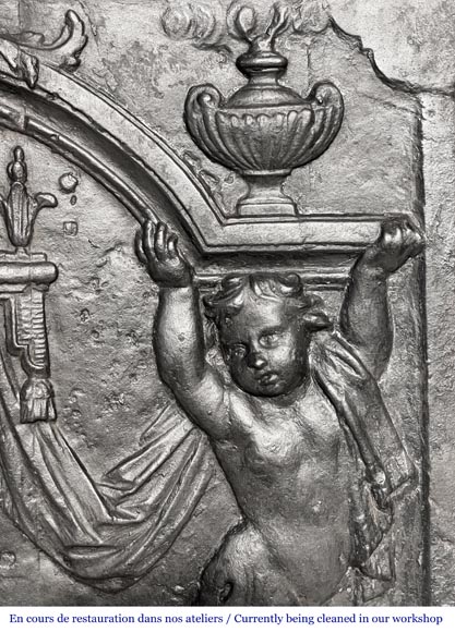 Plaque de cheminée du XVIIIe siècle à la salamandre et aux deux atlantes supportant un entablement aux vases à feu-9