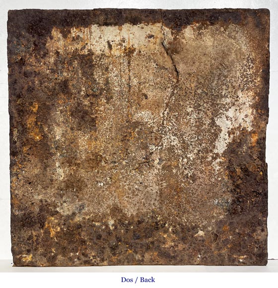 Plaque de cheminée du XVIIIe siècle à la salamandre et aux deux atlantes supportant un entablement aux vases à feu-11