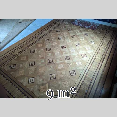 Parquet en marqueterie de bois à décor de losanges et fleurs stylisées, fin du XIXe siècle 