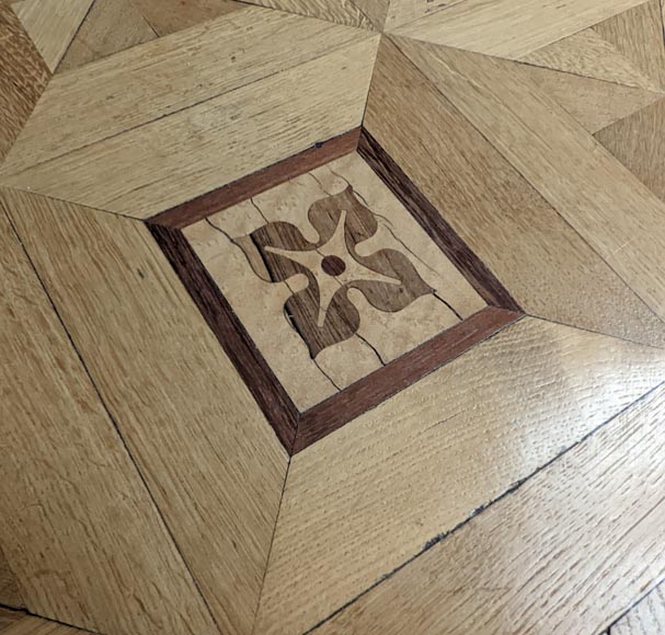 Parquet en marqueterie de bois à décor de losanges et fleurs stylisées, fin du XIXe siècle -8