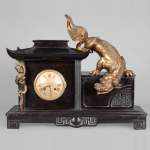 Gabriel VIARDOT (attribuée à), Pendule en forme de pagode avec chien de Fô en bronze, vers 1870-1880