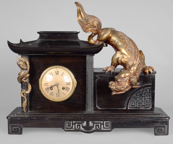 Gabriel VIARDOT (attribuée à), Pendule en forme de pagode avec chien de Fô en bronze, vers 1870-1880-0