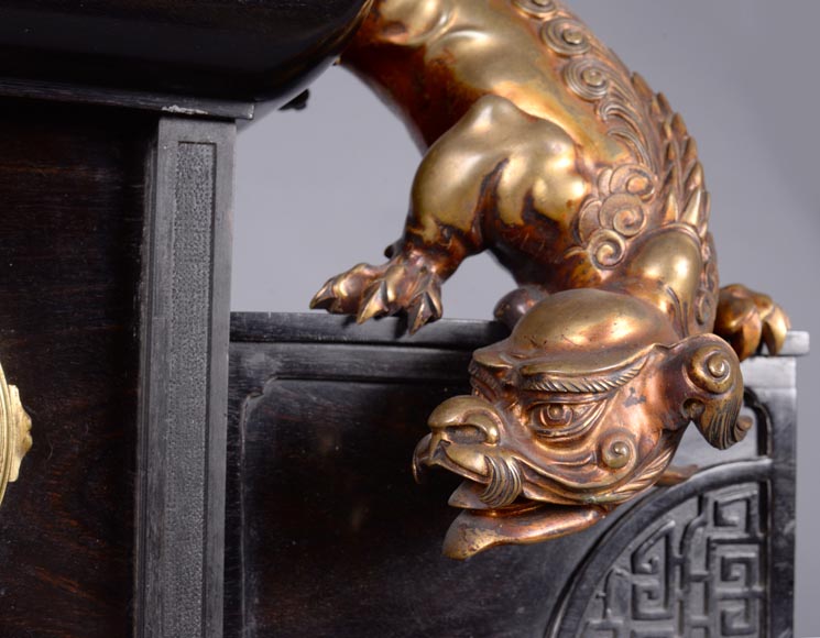 Gabriel VIARDOT (attribuée à), Pendule en forme de pagode avec chien de Fô en bronze, vers 1870-1880-7