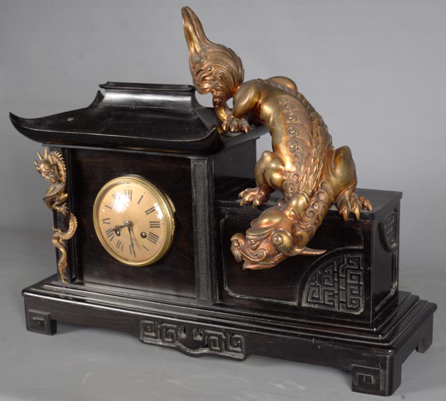 Gabriel VIARDOT (attribuée à), Pendule en forme de pagode avec chien de Fô en bronze, vers 1870-1880-8