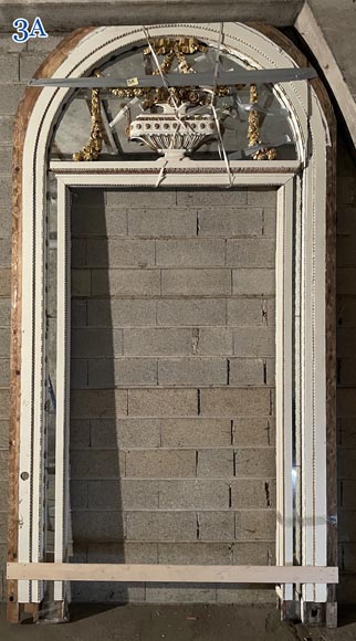 Boiseries en bois sculpté, redoré et peint en blanc-3