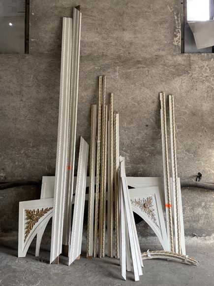 Boiseries en bois sculpté, redoré et peint en blanc-20