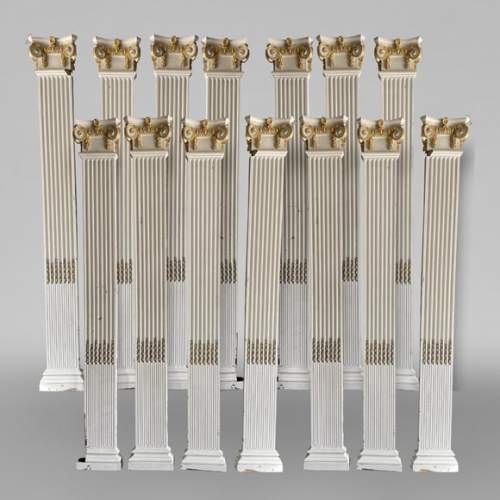 Série de pilastres ioniques en bois sculpté peint