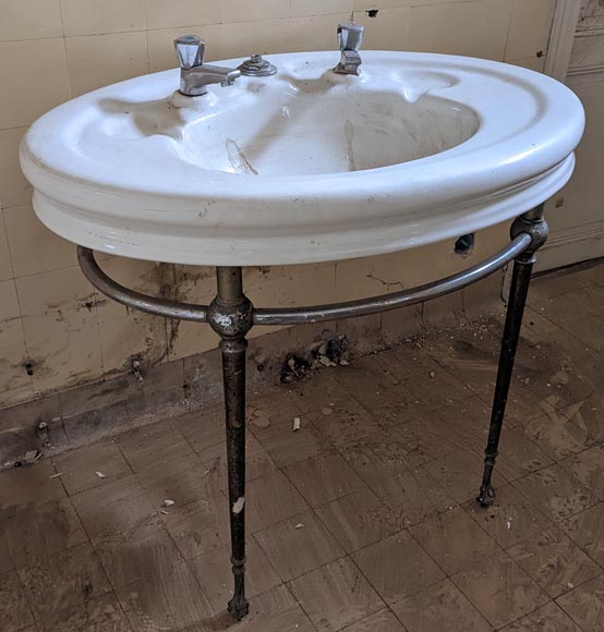 Lavabo en faïence blanche sur piétement en chrome aux pattes de lion-1