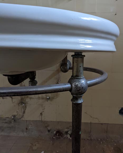 Lavabo en faïence blanche sur piétement en chrome aux pattes de lion-4