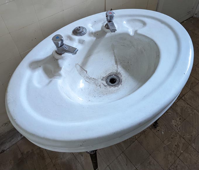 Lavabo en faïence blanche sur piétement en chrome aux pattes de lion-7