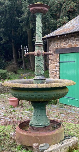 Fontaine de ville ancienne en fonte à décor de feuilles de chêne-1