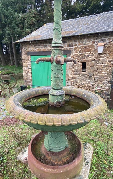 Fontaine de ville ancienne en fonte à décor de feuilles de chêne-2