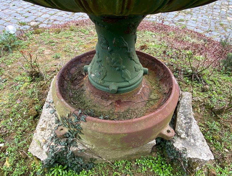 Fontaine de ville ancienne en fonte à décor de feuilles de chêne-4