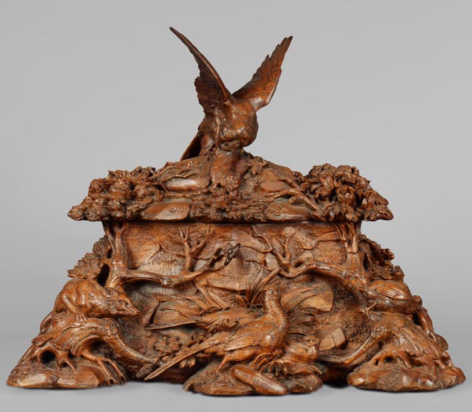 GUERET Frères - Superbe coffre en chêne richement sculpté à décor d'animaux forestiers-0