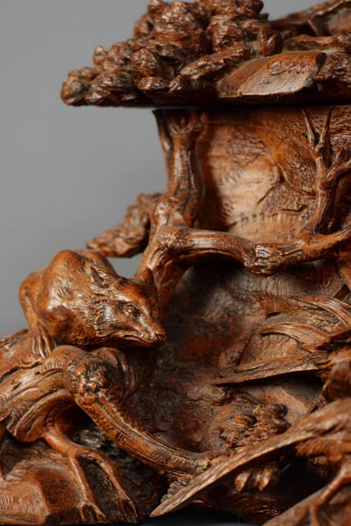GUERET Frères - Superbe coffre en chêne richement sculpté à décor d'animaux forestiers-7