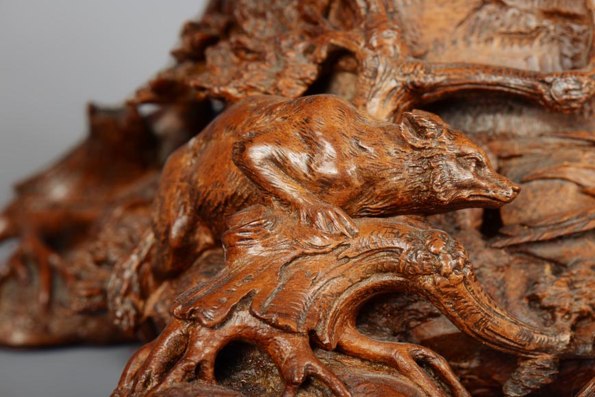 GUERET Frères - Superbe coffre en chêne richement sculpté à décor d'animaux forestiers-8