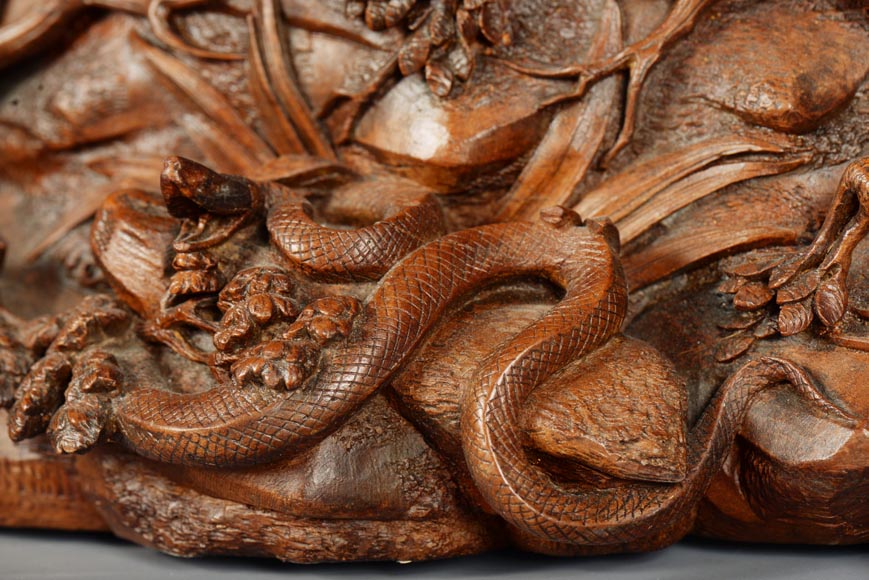 GUERET Frères - Superbe coffre en chêne richement sculpté à décor d'animaux forestiers-10