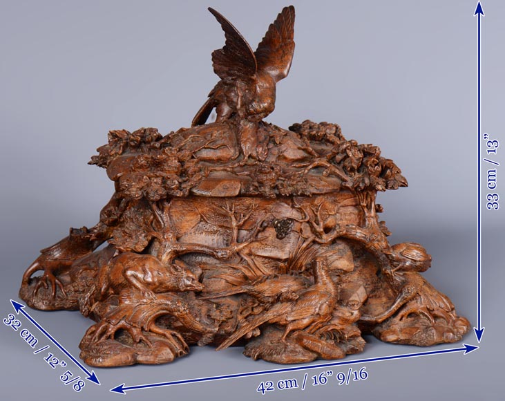 GUERET Frères - Superbe coffre en chêne richement sculpté à décor d'animaux forestiers-13