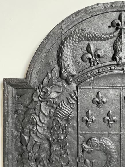 Plaque de cheminée aux armes du dauphin datée 1700-2