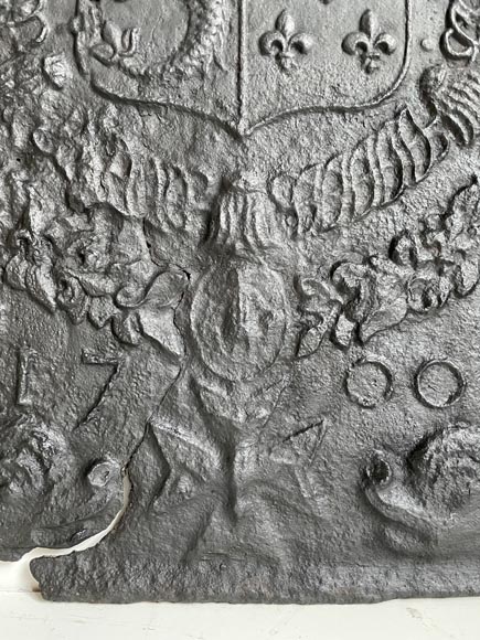 Plaque de cheminée aux armes du dauphin datée 1700-5