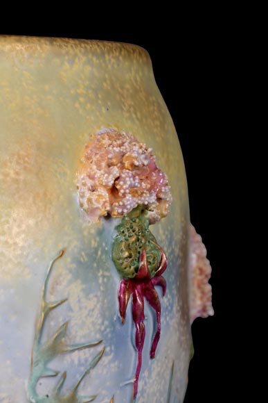 Vase en céramique à décor de fleur en relief, Manufacture Amphora Vase en céramique à décor de fleur en relief, Manufacture Amphora-2