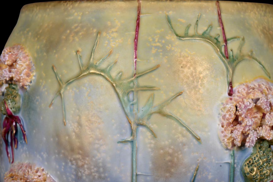 Vase en céramique à décor de fleur en relief, Manufacture Amphora Vase en céramique à décor de fleur en relief, Manufacture Amphora-3