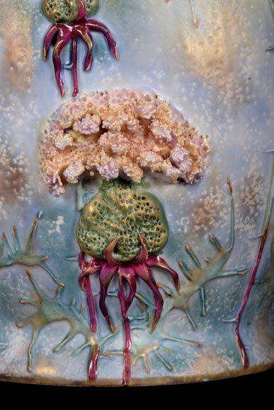 Vase en céramique à décor de fleur en relief, Manufacture Amphora Vase en céramique à décor de fleur en relief, Manufacture Amphora-5