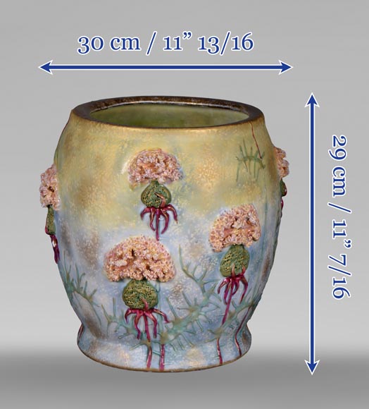 Vase en céramique à décor de fleur en relief, Manufacture Amphora Vase en céramique à décor de fleur en relief, Manufacture Amphora-7