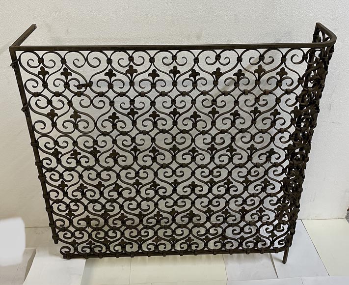 Grille de radiateur en fer forgé ornée de volutes et de fleurs de lys-2