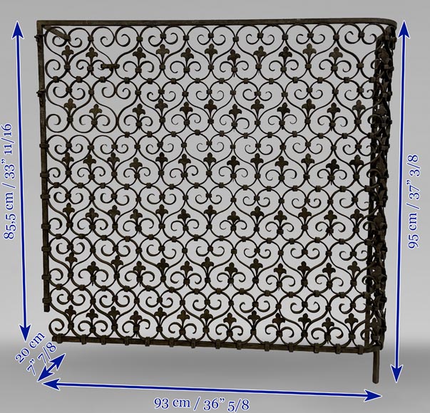 Grille de radiateur en fer forgé ornée de volutes et de fleurs de lys-7