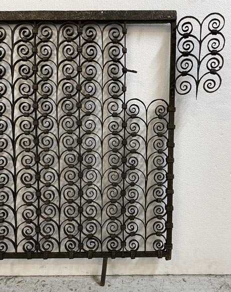 Paire de grilles de radiateurs en fer forgé de style gothique-5