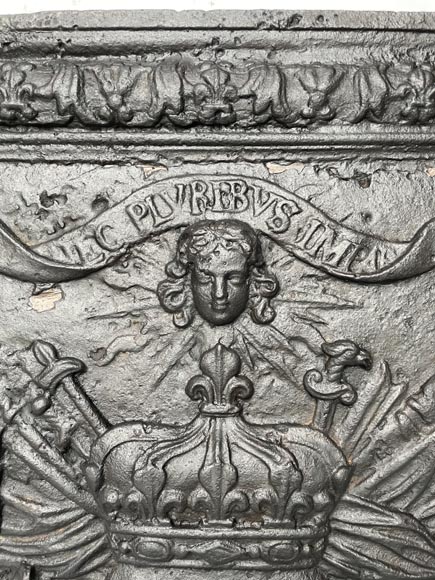 Exceptionnelle plaque de cheminée aux armes de France et mascarons et devise de Louis XIV-4
