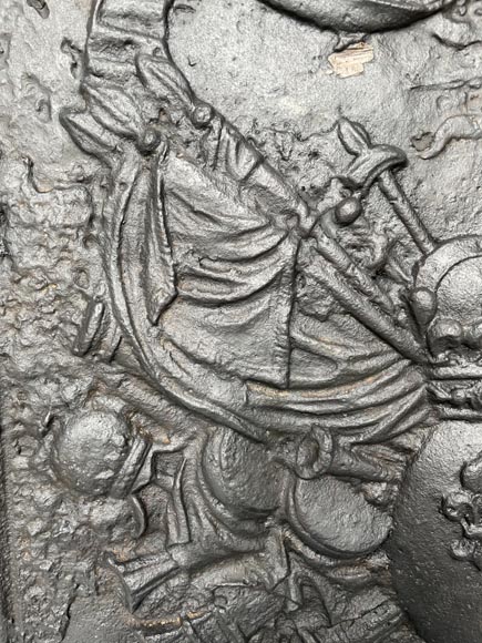 Exceptionnelle plaque de cheminée aux armes de France et mascarons et devise de Louis XIV-6