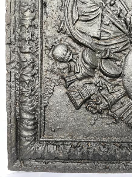 Exceptionnelle plaque de cheminée aux armes de France et mascarons et devise de Louis XIV-8