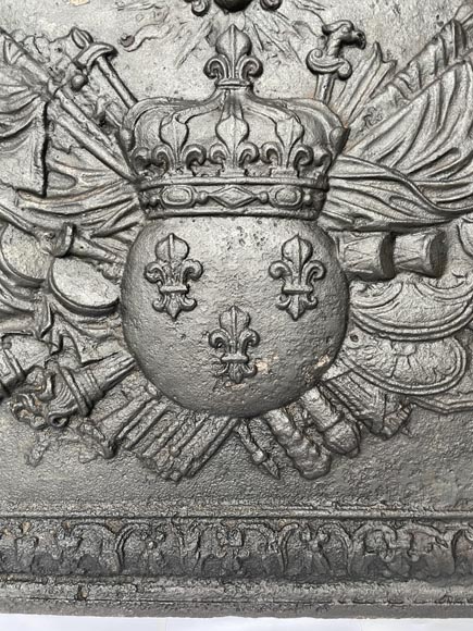 Exceptionnelle plaque de cheminée aux armes de France et mascarons et devise de Louis XIV-9