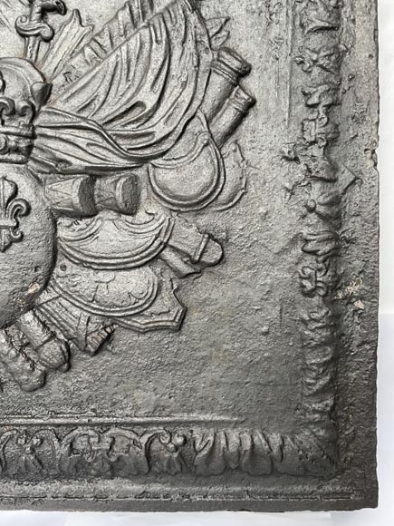 Exceptionnelle plaque de cheminée aux armes de France et mascarons et devise de Louis XIV-10