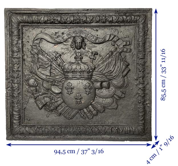 Exceptionnelle plaque de cheminée aux armes de France et mascarons et devise de Louis XIV-12