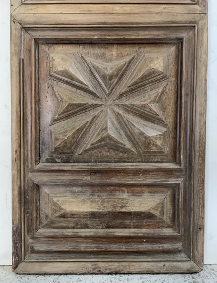 Elément de boiserie en noyer au motif de croix sculptées, XVIIIe siècle-2