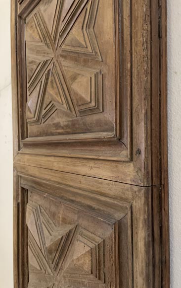 Elément de boiserie en noyer au motif de croix sculptées, XVIIIe siècle-4