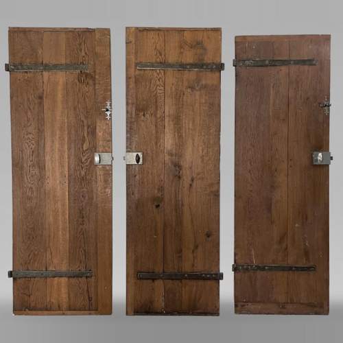 Lot de trois portes en chênes anciennes avec leur ferrure