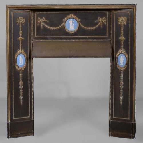 Intérieur de cheminée aux médaillons dans l'esprit de la porcelaine de Wedgwood