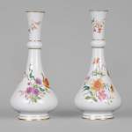 Manufacture de Sèvres - Paire de vases modèle Delhi au décor floral polychrome, 1875